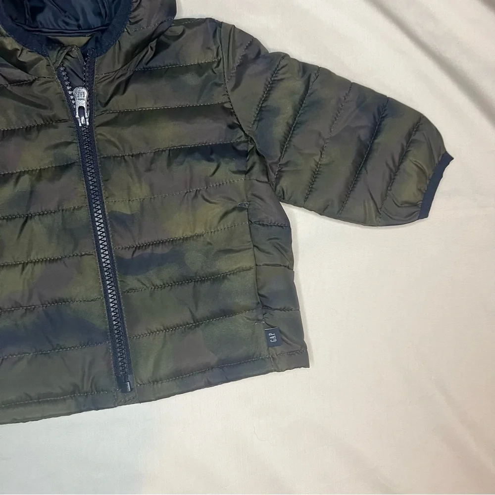 Baby Gap Cold Controlled Hooded Puffer Jacket in Green Camo in Size 0-6 Months